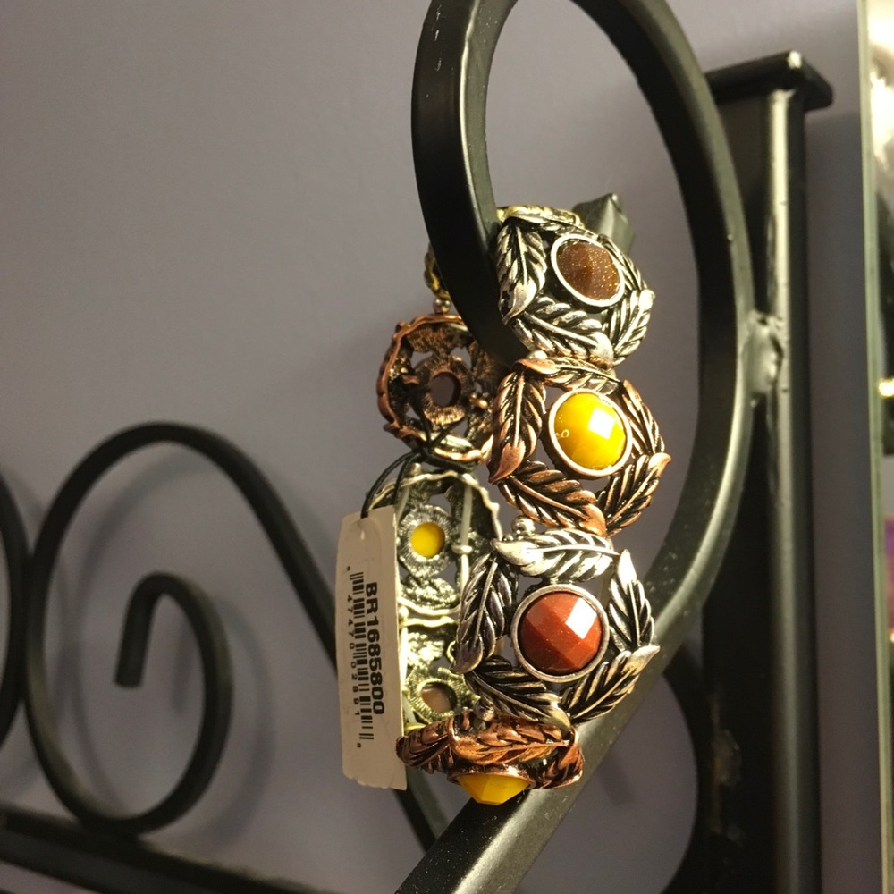 Stretch Bracelet with Leaf Detail